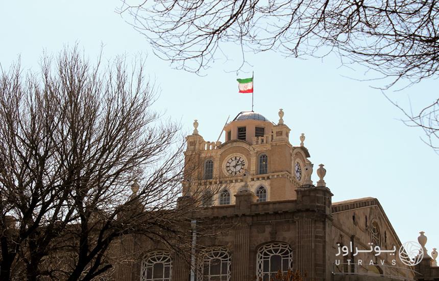 نمایی از قسمت بالایی برج ساعت عمارت شهرداری تبریز